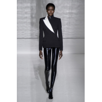 Белый цвет и ничего лишнего: новая коллекция Givenchy